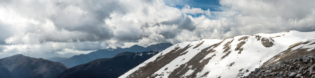 景观与山 雪和蓝蓝的天空Cerviati，意大利