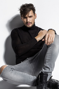 帅气性感男模特摆姿势照片