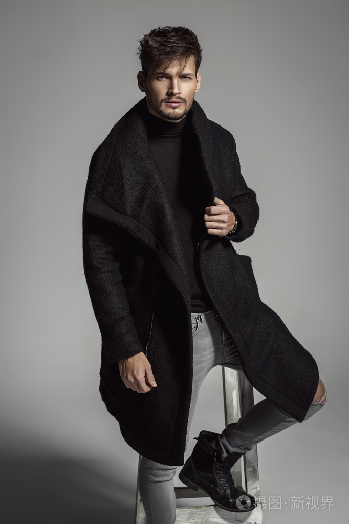 帅气性感男模特摆姿势