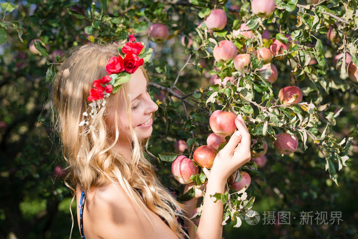 紧靠年轻漂亮的苹果童话与三种水果