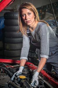 女性汽车修理工在汽车维修服务