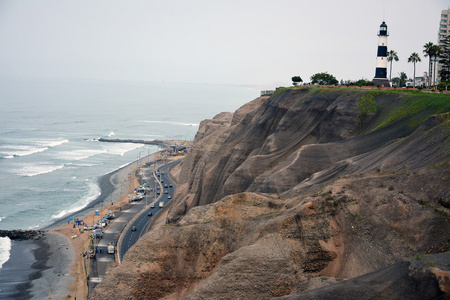 在拉弗洛雷斯在秘鲁首都利马，灯塔的海岸线