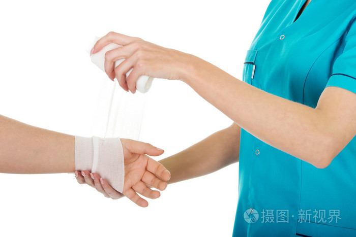女医生包扎女性手