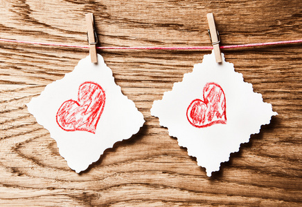 红色的心留言卡和红色的心。情人节的形象