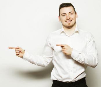 用手指在右侧业务人点照片