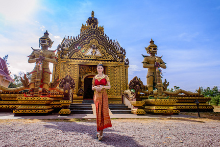 女人在传统服装的泰国站在前面