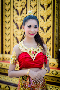 身着传统服装的泰国的泰籍女子