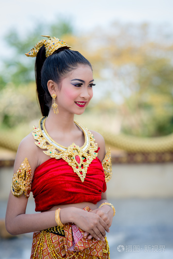 身着传统服装的泰国的泰籍女子