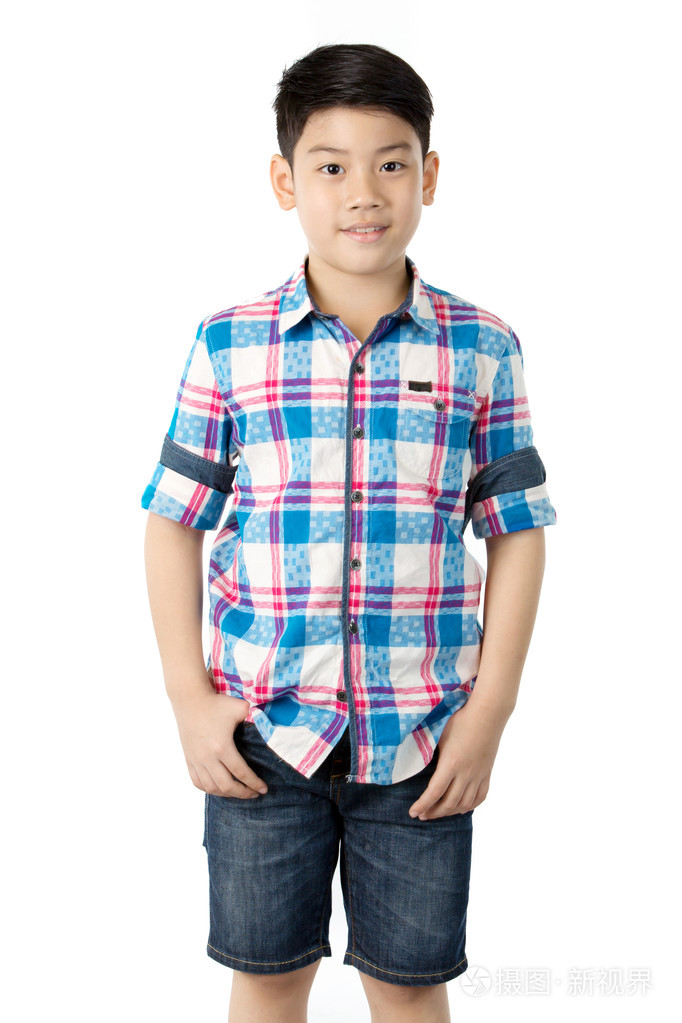 亚洲快乐的小男孩微笑的脸,看着相机的肖像