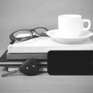 咖啡 电话 车钥匙 眼镜和堆栈的书