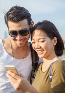 关闭了年轻的亚洲男人和女人期待智能 ph 的脸