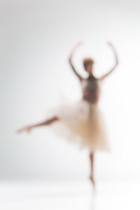 芭蕾舞女演员在白色背景上的模糊的轮廓