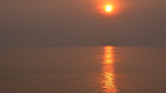 在海上日落