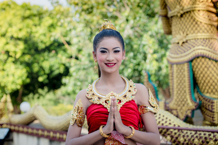 泰国女子身着传统服饰