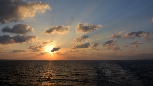 在海上日落