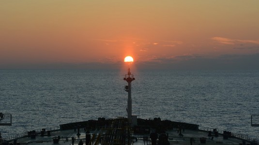 在海上日落