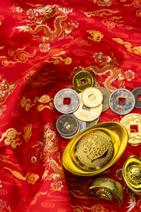 中国新年装饰品和红色BAC上的吉祥装饰品