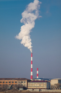 具有巨大烟雾污染水平的火力发电厂管。波卢特
