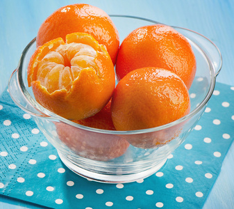 在玻璃碗里的橘子