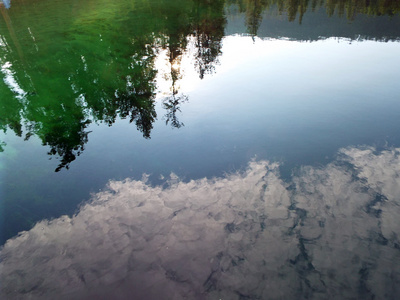 在山湖下的反映下的蓝天牧师湖爱达荷州