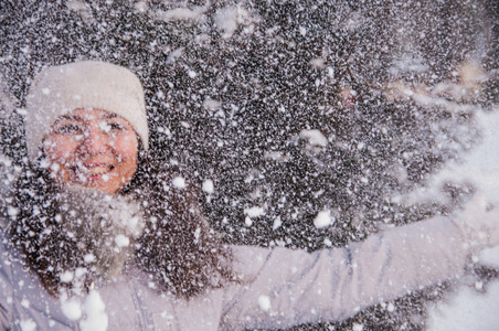 微笑的女孩抛出雪