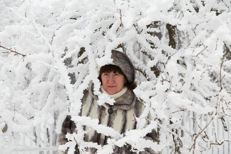 白雪覆盖的树枝中的女人