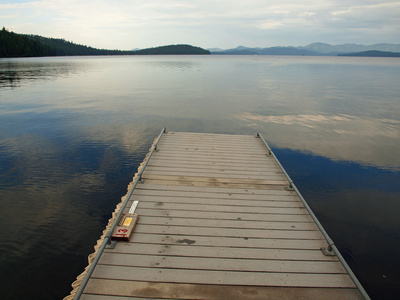 在平静的湖面上的木码头