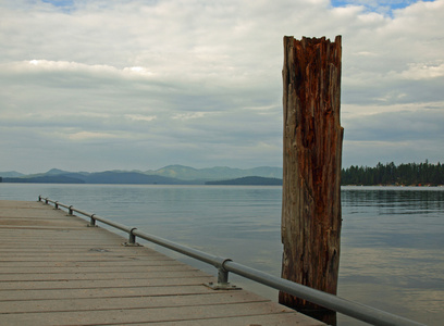 在平静的湖面上的木码头
