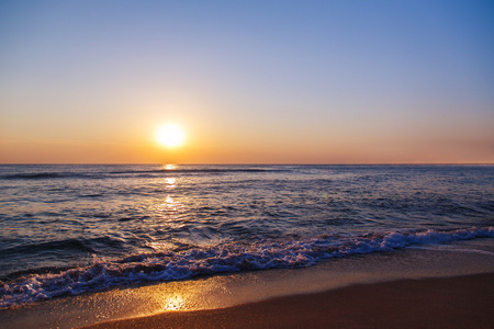 沙滩上的沙子海上天空太阳日落