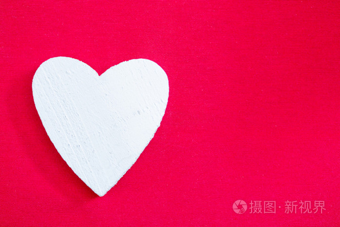 红色背景上的白心