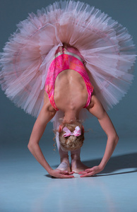 芭蕾舞女演员在粉红色的短裙，身体前倾