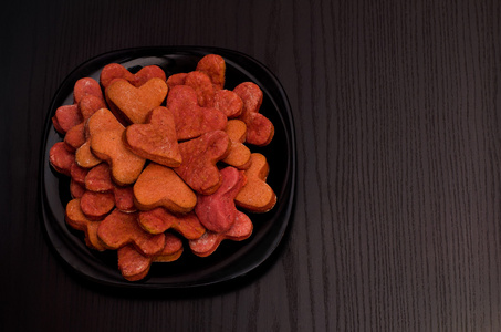 红色的心形饼干上一个黑色的桌子，情人节那天的黑版。顶视图，副本空间