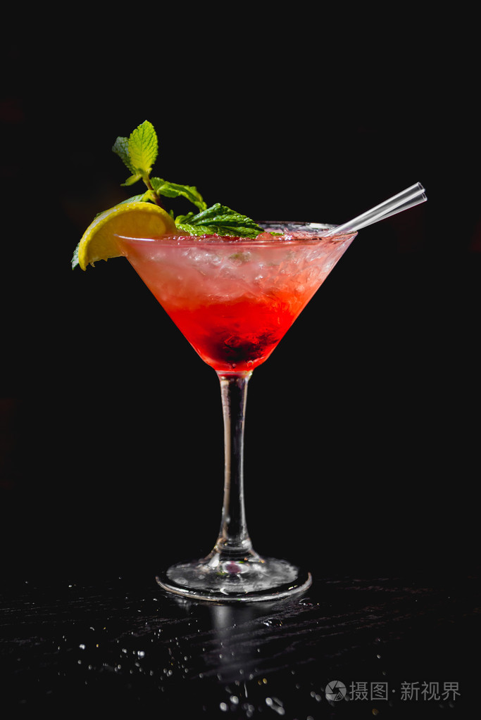 红色的鸡尾酒与柠檬和薄荷