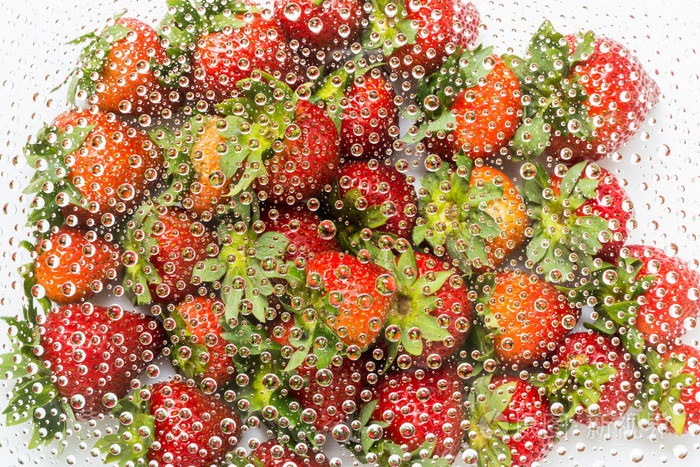 水滴的草莓背景