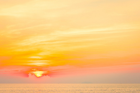 美丽的夕阳海上