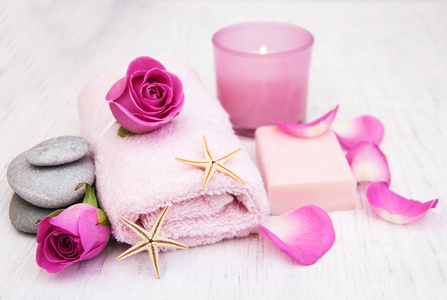浴巾 蜡烛和肥皂用粉红玫瑰