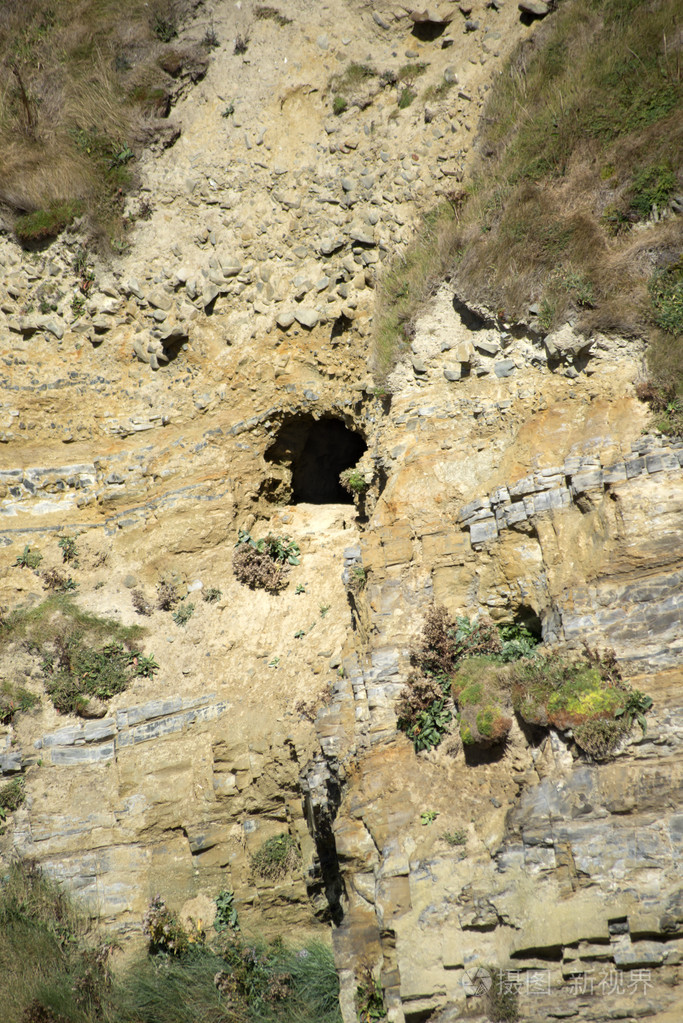 摇摇欲坠的悬崖洞穴入口