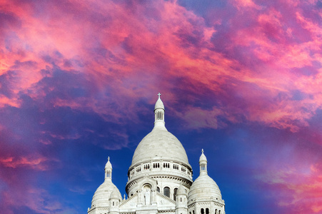 蒙马特高地，巴黎。黄昏的圣心大教堂