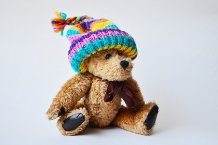 泰迪熊在针织帽子