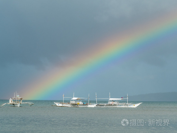 在海上的彩虹