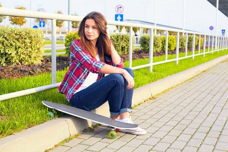 美丽的年轻女子，与滑板