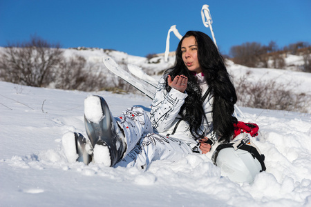 女子滑雪运动员吹吻在相机上阳光灿烂的日子