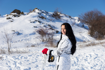 滑雪的女人停下来对着镜头微笑