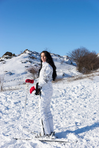 滑雪的女人停在雪山上