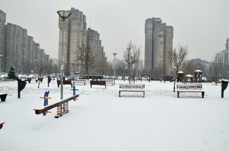 雪在游乐场的秋千图片