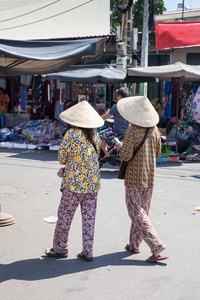 越南妇女的传统的圆锥形的帽子卖彩票的芽庄市街道上