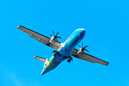 螺旋桨飞机在起飞时图片