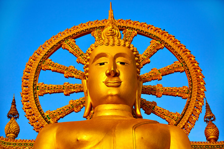 灵性。 泰国金佛寺。 重