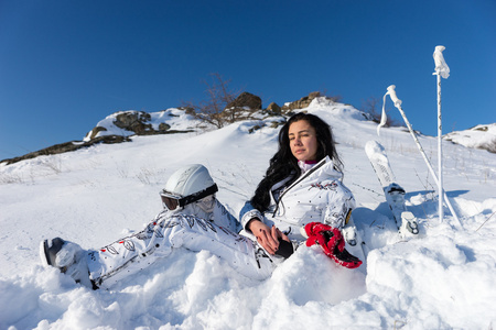 女滑雪者用头盔享受温暖的阳光下