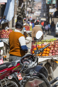 小贩出售他在 Thamel 的加德满都，尼泊尔的水果